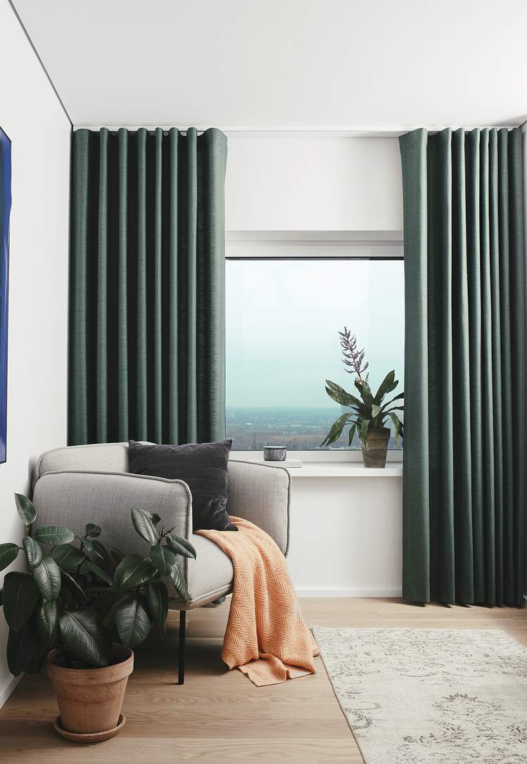 rideaux verts du sol au plafond dans un coin salon cosy