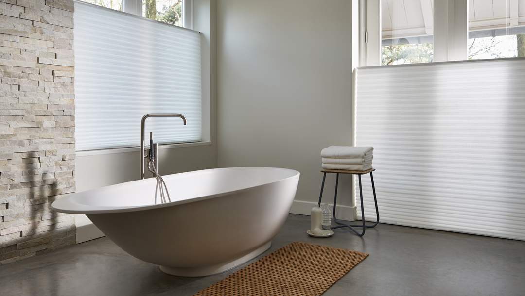 stores Duette® dans la salle de bains