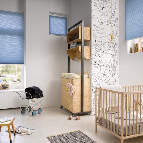 stores Duette® bleus dans la chambre d'enfants