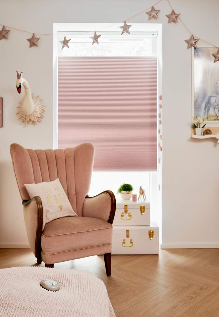 stores Duette® Luxaflex® roses dans la chambre d’enfant