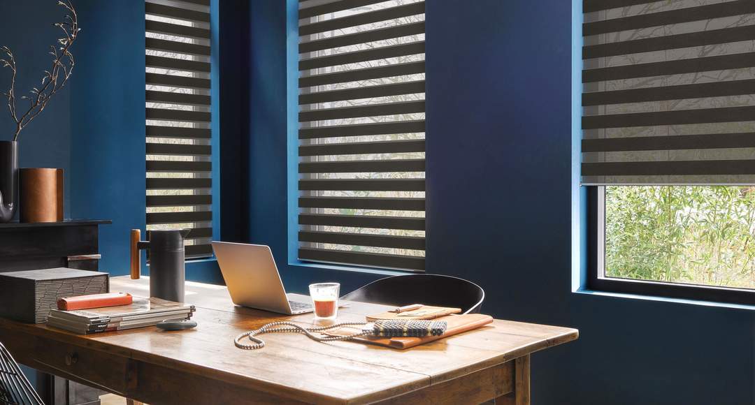 stores enrouleurs duo dans un intérieur bleu