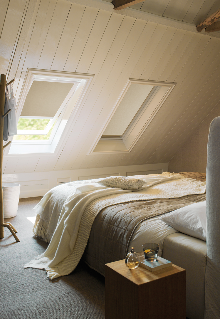 stores de fenêtre de toit occultants dans la chambre à coucher