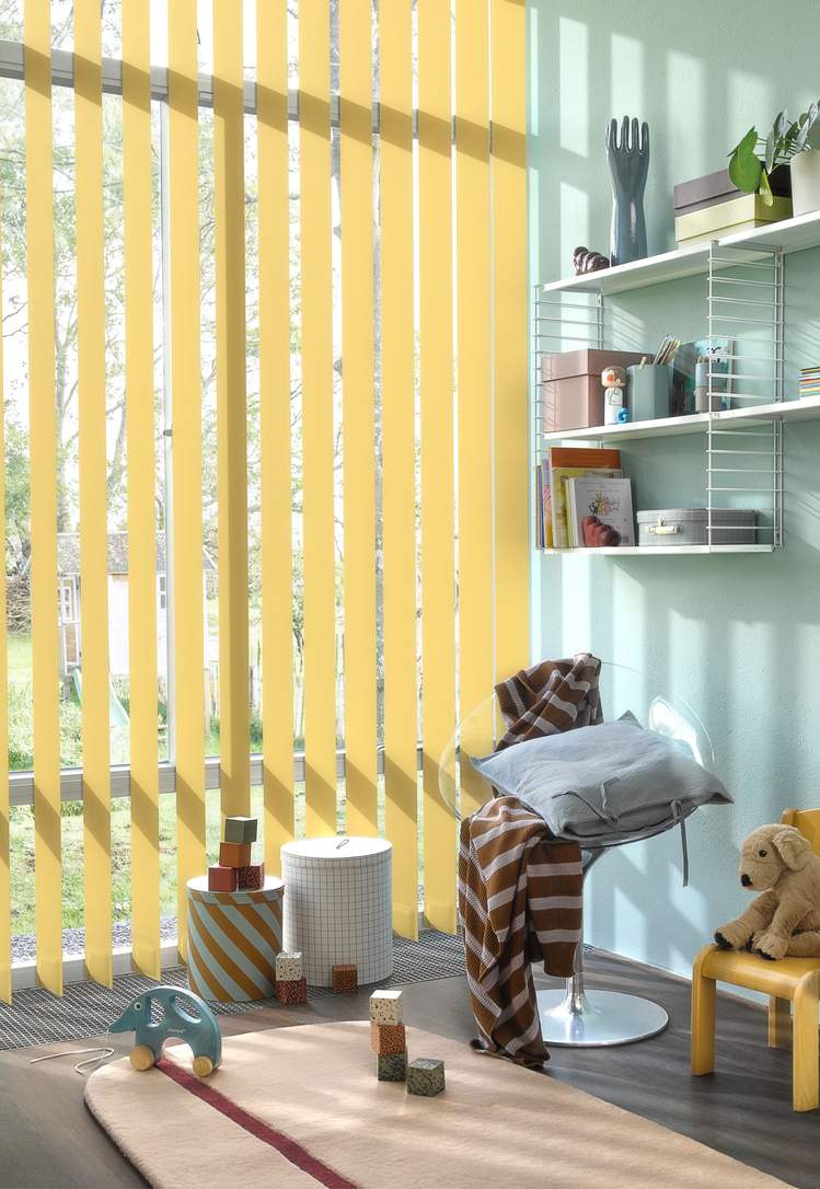 intérieur tropical : stores jaunes et mur bleu
