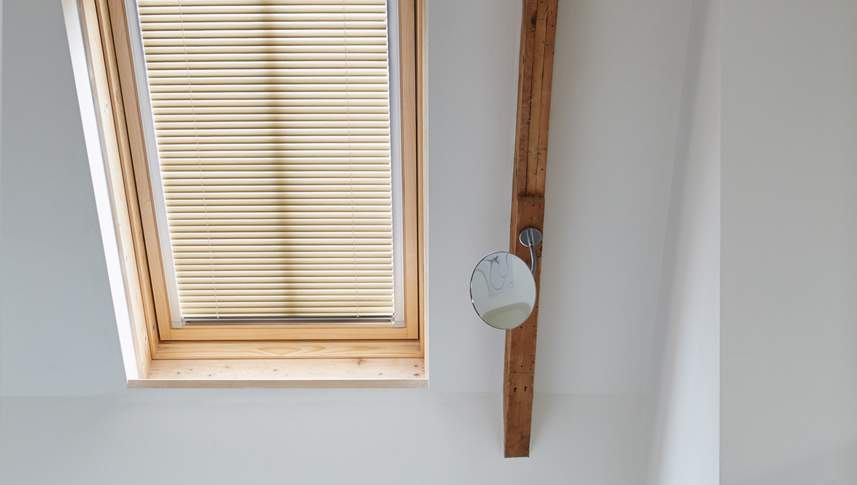fenêtre de toit dans la salle de bain