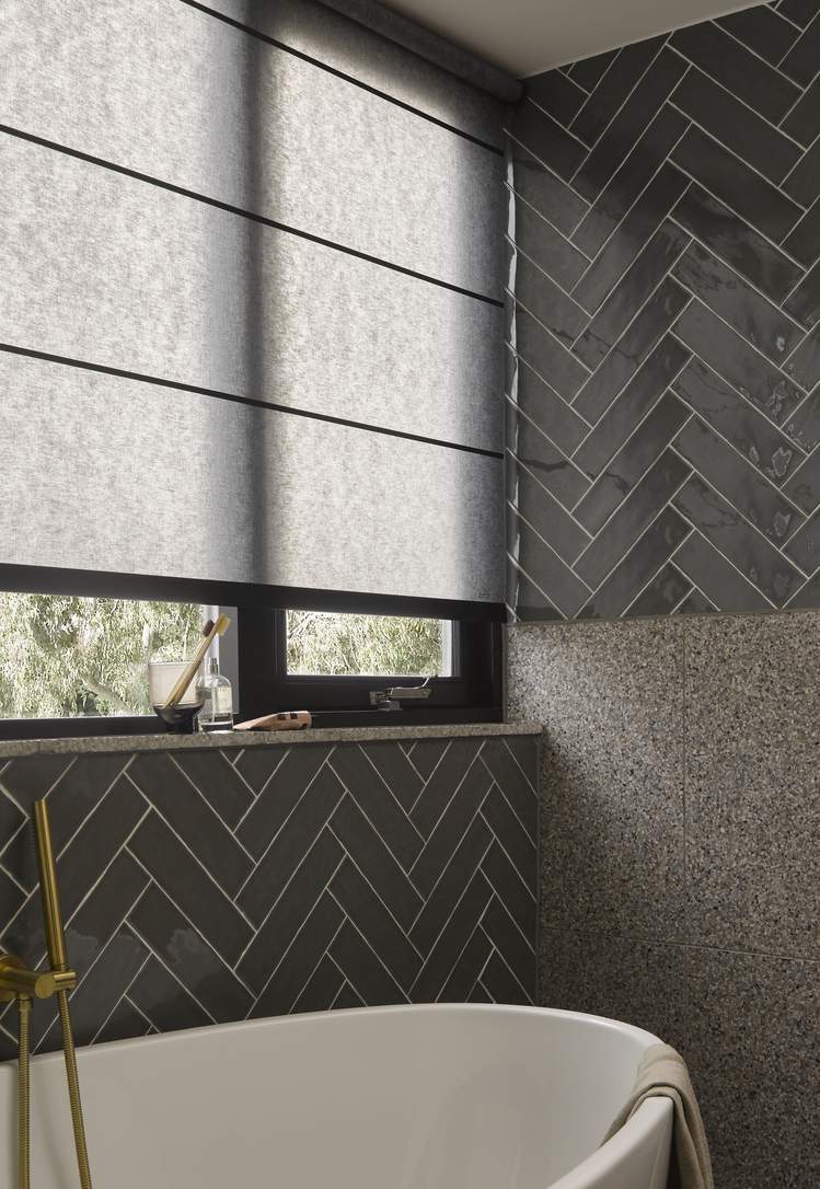 store salle de bain imperméable : store enrouleur Luxaflex LightLine®