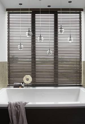 stores de salle de bain imitation bois de Luxaflex®