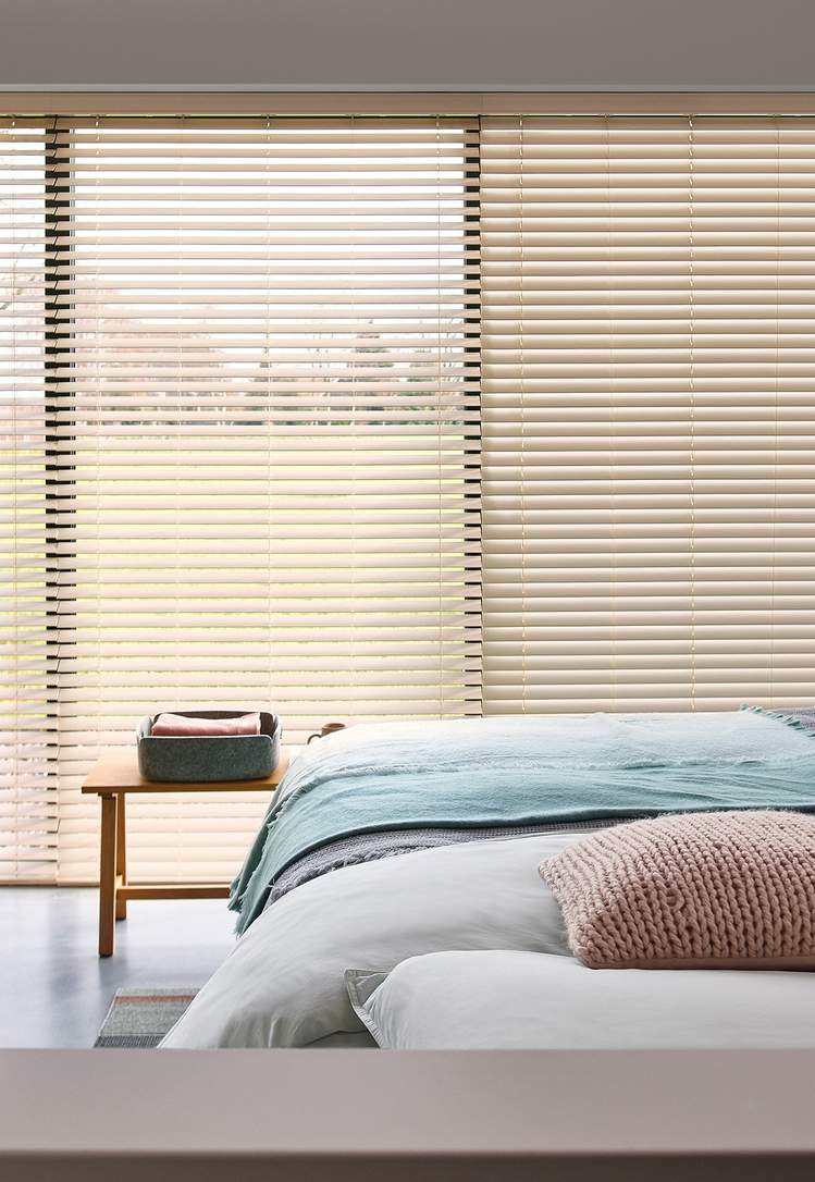 Luxaflex® Stores Vénitiens Bois dans la chambre à coucher