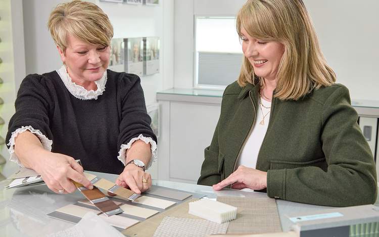 laissez-vous conseiller par un expert en stores sur mesure pour vos fenêtres aux formes spéciales