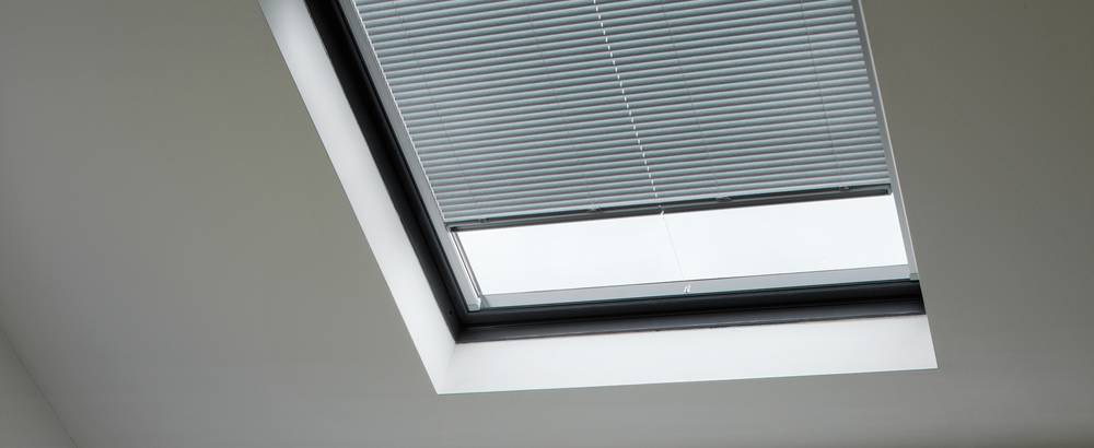 Stores Venitiens Skylight dans la salle de bain